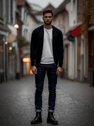 С чем носить черно-белый свитер с круглым вырезом мужчине