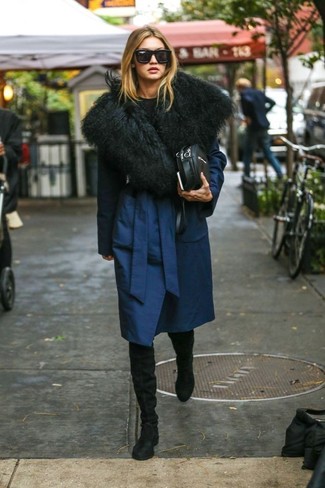 С чем носить черно-белый свитер с круглым вырезом женщине