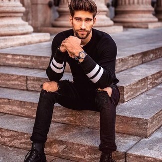 С чем носить черно-белый свитер с круглым вырезом мужчине