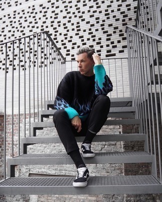 С чем носить черно-белый свитер с круглым вырезом мужчине