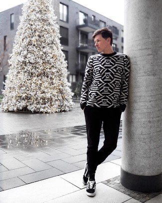 С чем носить черно-белый свитер с круглым вырезом мужчине