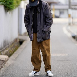 С чем носить черно-белый свитер с круглым вырезом мужчине