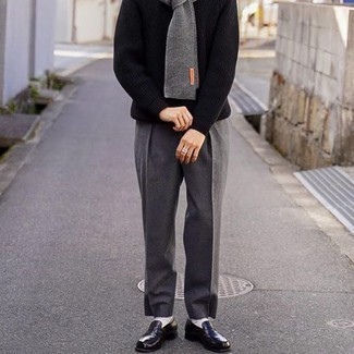 С чем носить черно-белый свитер с круглым вырезом мужчине