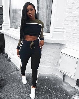 С чем носить черно-белый короткий свитер