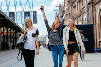 Какие шорты носить с черно-белым укороченным топом