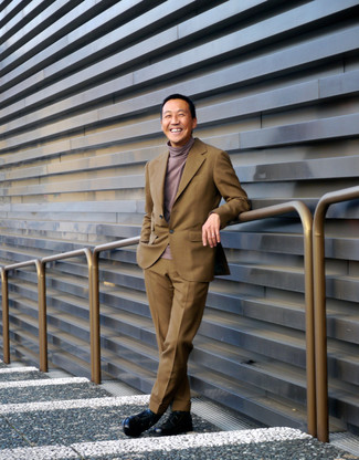 С чем носить черно-белые классические ботинки мужчине