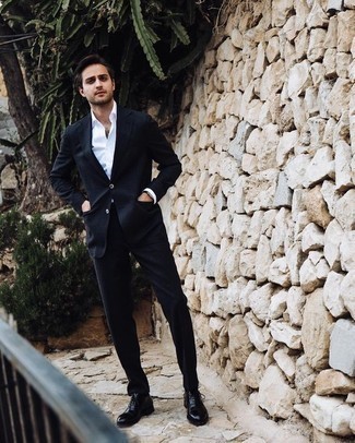 С чем носить черно-белые классические ботинки мужчине