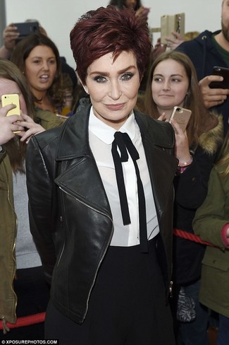 С чем носить черно-белые классические брюки женщине