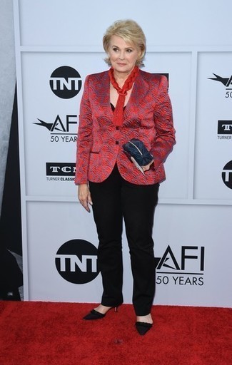 С чем носить черно-белые классические брюки женщине