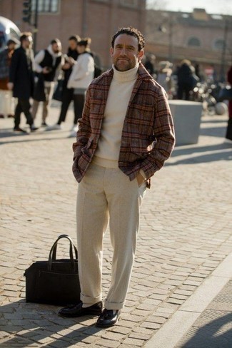 С чем носить черно-белую дорожную сумку мужчине