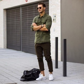 С чем носить черно-белую дорожную сумку мужчине