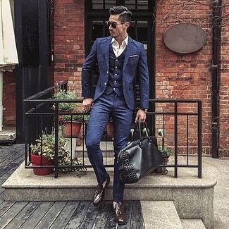 С чем носить черно-белую дорожную сумку мужчине