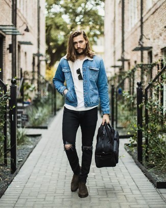 С чем носить черно-белую дорожную сумку мужчине