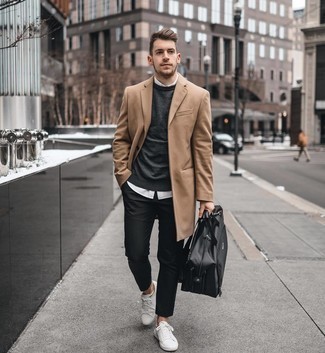 С чем носить черно-белую дорожную сумку мужчине