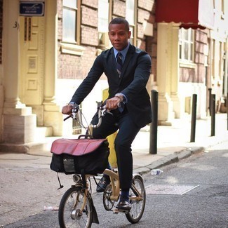 С чем носить черно-белую дорожную сумку мужчине