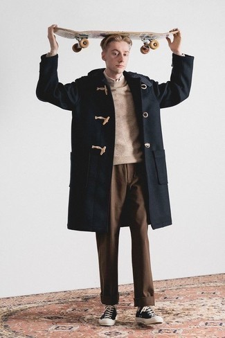 С чем носить черно-белый дафлкот мужчине