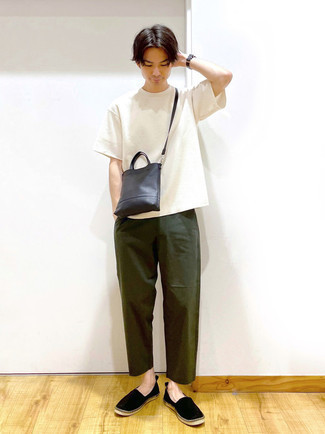 Какие брюки чинос носить с черно-белыми эспадрильями