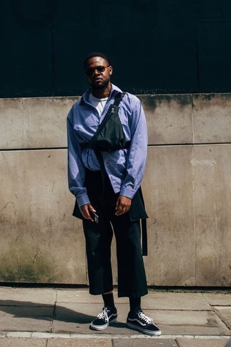 С чем носить черно-белую поясную сумку мужчине