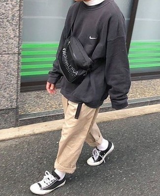 С чем носить черно-белую поясную сумку мужчине