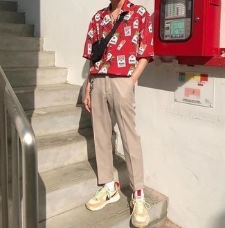 С чем носить черно-белую поясную сумку мужчине