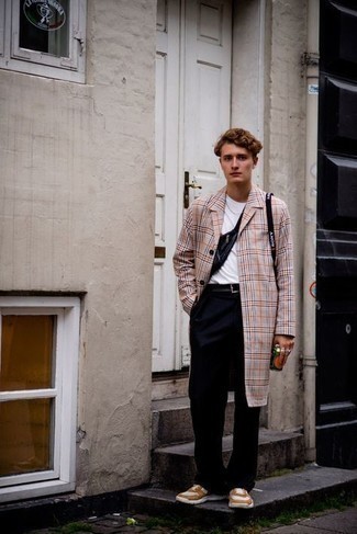 С чем носить черно-белую поясную сумку мужчине