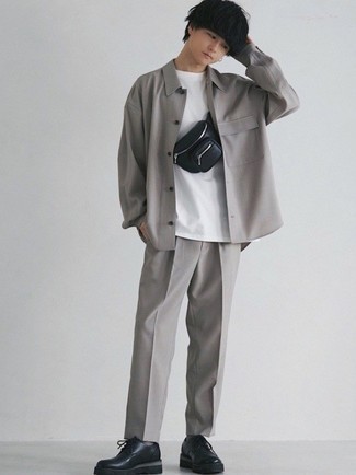 С чем носить черно-белую поясную сумку мужчине