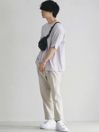 С чем носить черно-белую поясную сумку мужчине