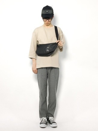 С чем носить черно-белую поясную сумку мужчине