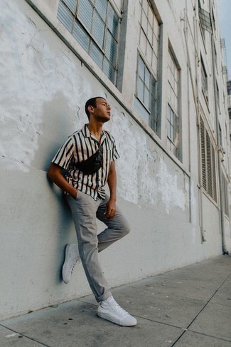 С чем носить черно-белую поясную сумку мужчине