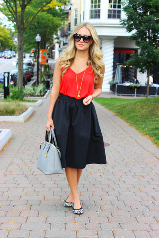 С чем носить черно-белую пышную юбку