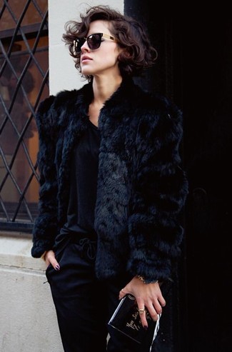 С чем носить черно-белую короткую шубу