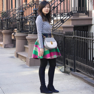 С чем носить черно-белый свитер с геометрическим рисунком женщине