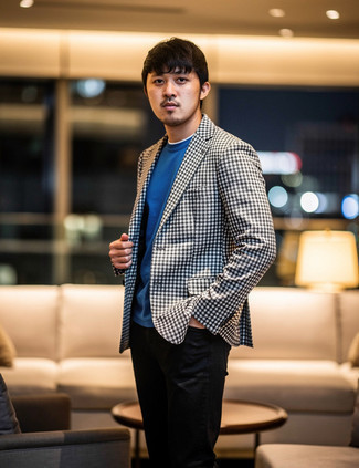 Как носить черно-белый пиджак в мелкую клетку с черными джинсами мужчине