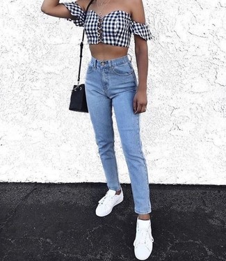 С чем носить черно-белый топ с открытыми плечами в мелкую клетку