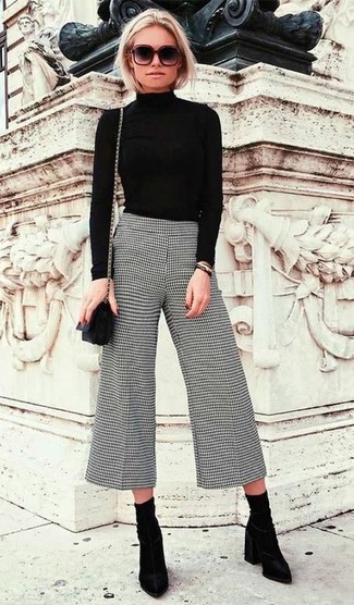 С чем носить черно-белые брюки в мелкую клетку женщине