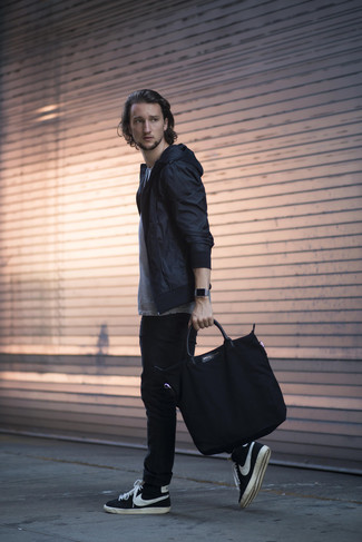 С чем носить черно-белые высокие кеды мужчине