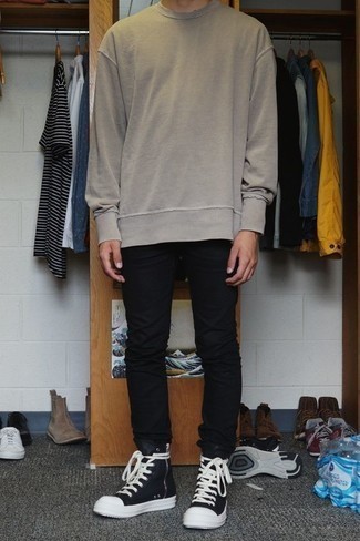 С чем носить черно-белые высокие кеды мужчине