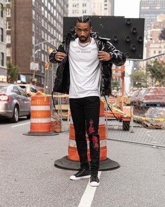 Какие куртки-пуховики носить с черно-белыми высокими кедами мужчине