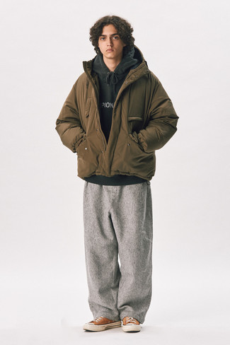 С чем носить черно-белый худи мужчине