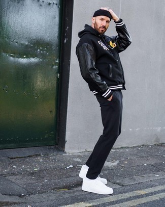 Какие университетские куртки носить с черно-белым худи мужчине