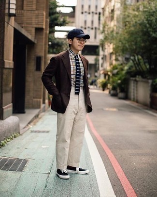 С чем носить черно-белый галстук в горизонтальную полоску мужчине