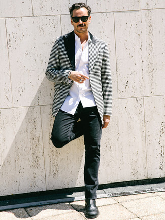 Как носить черно-белый пиджак с узором "гусиные лапки" с черными джинсами мужчине