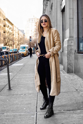 С чем носить черно-белые ботинки на шнуровке женщине