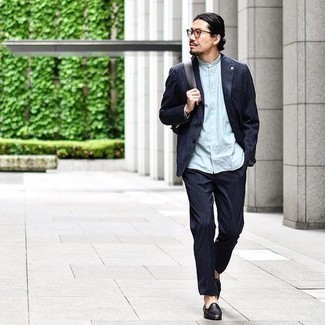 С чем носить черно-белый кожаный рюкзак мужчине