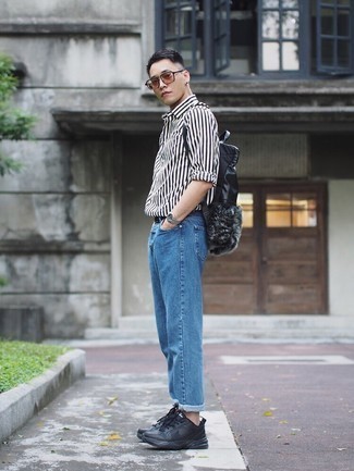 С чем носить черно-белый кожаный рюкзак мужчине