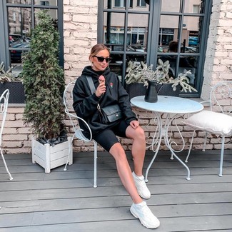 С чем носить черно-белую кожаную сумку женщине