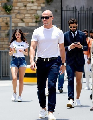 С чем носить черно-белый кожаный ремень мужчине