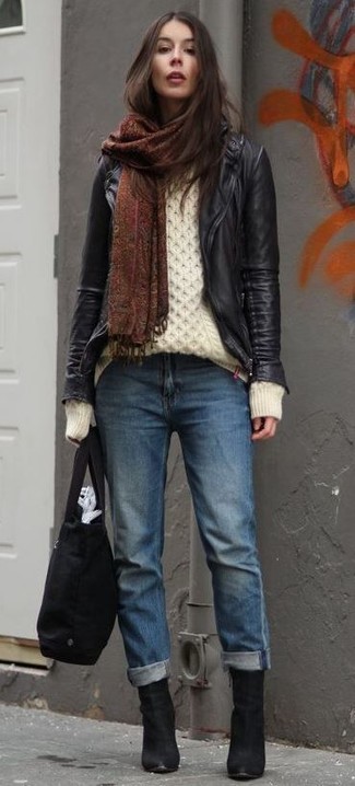 С чем носить черно-белую кожаную косуху женщине