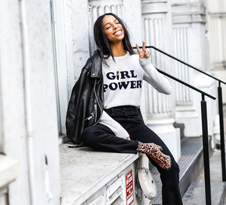 С чем носить черно-белую кожаную косуху женщине