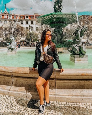 С чем носить черно-белую кожаную косуху женщине